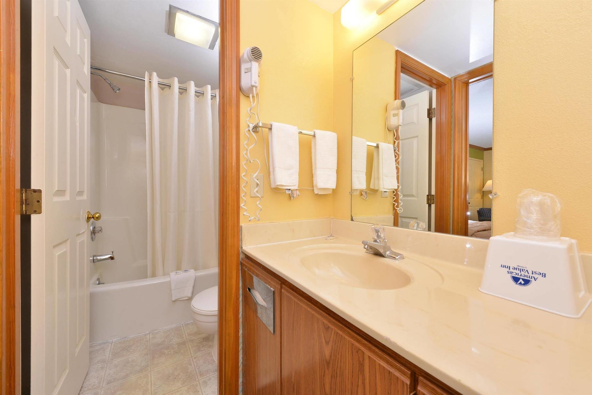 Americas Best Value Inn Maumee/Toledo Exterior foto
